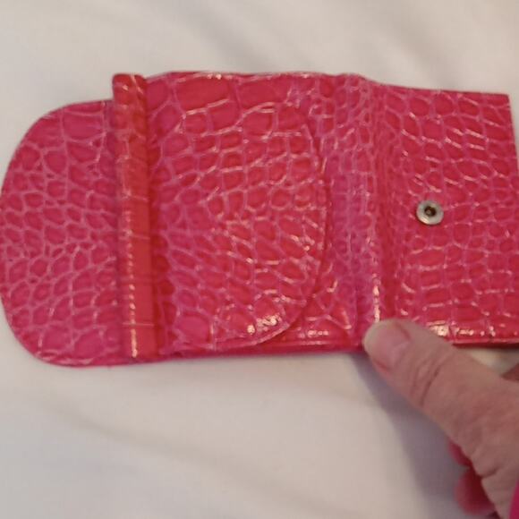 Pink Crocodile Embossed Women's Wallet - Picture 4 of 6